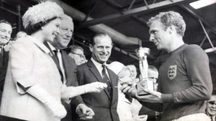 Coppa del Mondo foto Bobby Moore e Regina Elisabetta