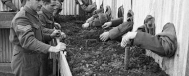Foto del giorno: disinnescare mine "alla cieca"