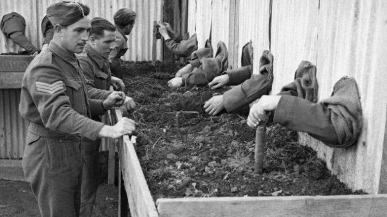 Foto del giorno: disinnescare mine "alla cieca"