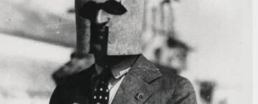 Foto del giorno: l'archeologo Manuel Esteve con il suo "nuovo" elmo corinzio