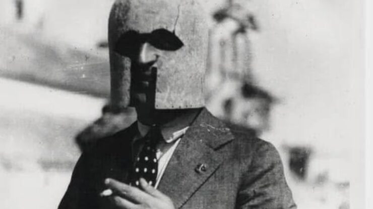 Foto del giorno: l'archeologo Manuel Esteve con il suo "nuovo" elmo corinzio
