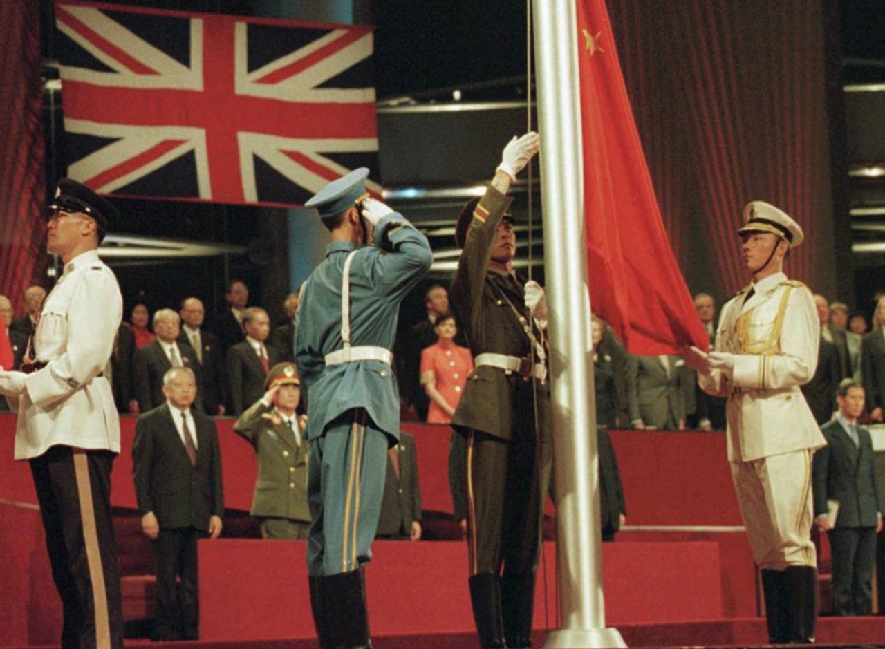 Hong Kong bandiere cinesi e inglesi