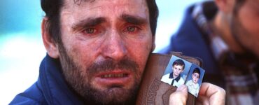 Foto del giorno: la disperazione di un padre kosovaro