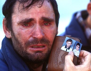 Foto del giorno: la disperazione di un padre kosovaro