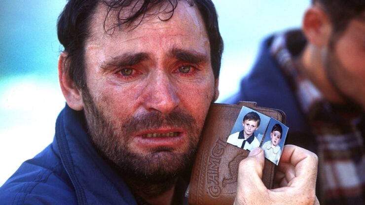 Foto del giorno: la disperazione di un padre kosovaro