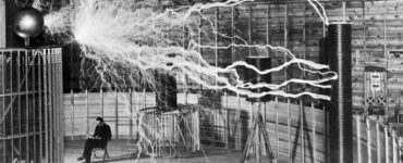 Foto del giorno: una normale giornata di lavoro per Nikola Tesla