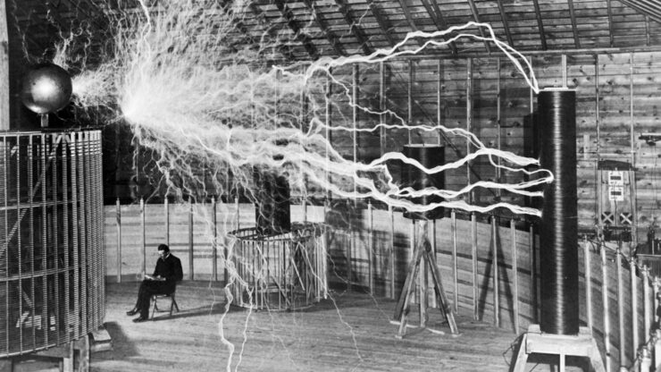 Foto del giorno: una normale giornata di lavoro per Nikola Tesla