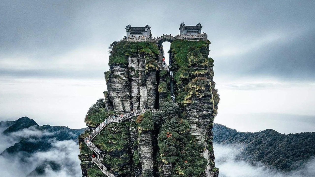 Foto del giorno: al cospetto del Monte Fanjing