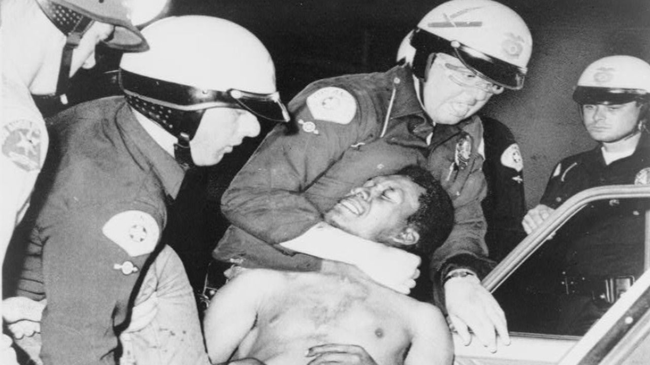 Foto del giorno: la protesta razziale di Watts presa per il collo