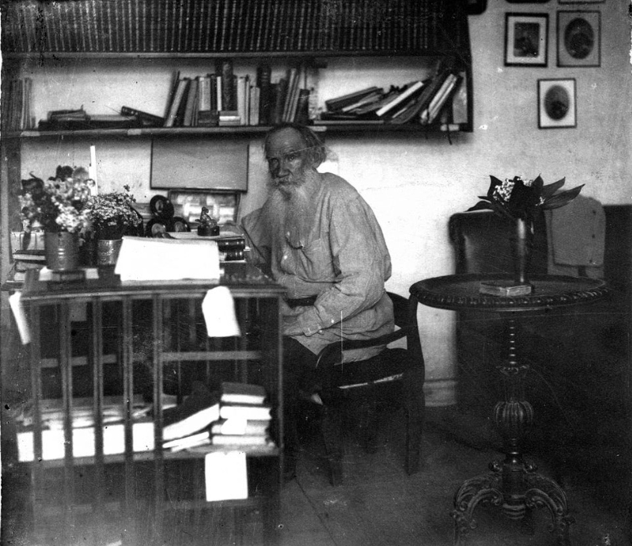 Tolstoj nel suo studio nel 1908
