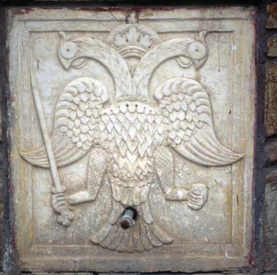 Aquila Tedesca Della Bandiera Che Porta Mata Rossa in Becco