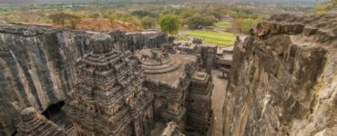 Lo straordinario tempio di Kailasa, realizzato intagliando un'unica roccia