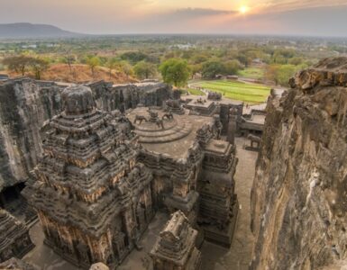 Lo straordinario tempio di Kailasa, realizzato intagliando un'unica roccia