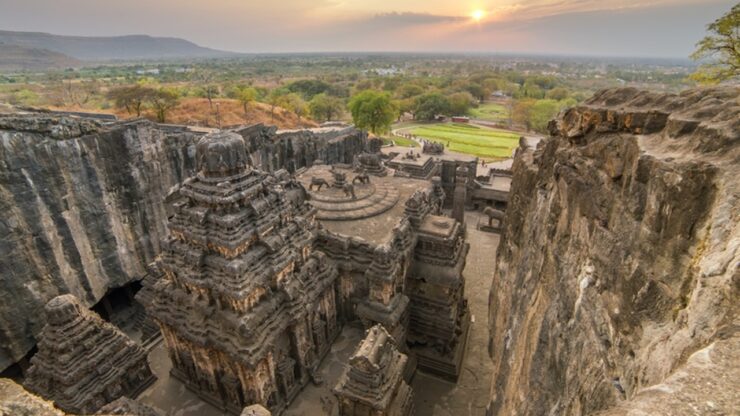 Lo straordinario tempio di Kailasa, realizzato intagliando un'unica roccia