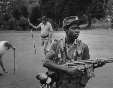 Foto del giorno: giocare a golf in Rhodesia negli anni '70