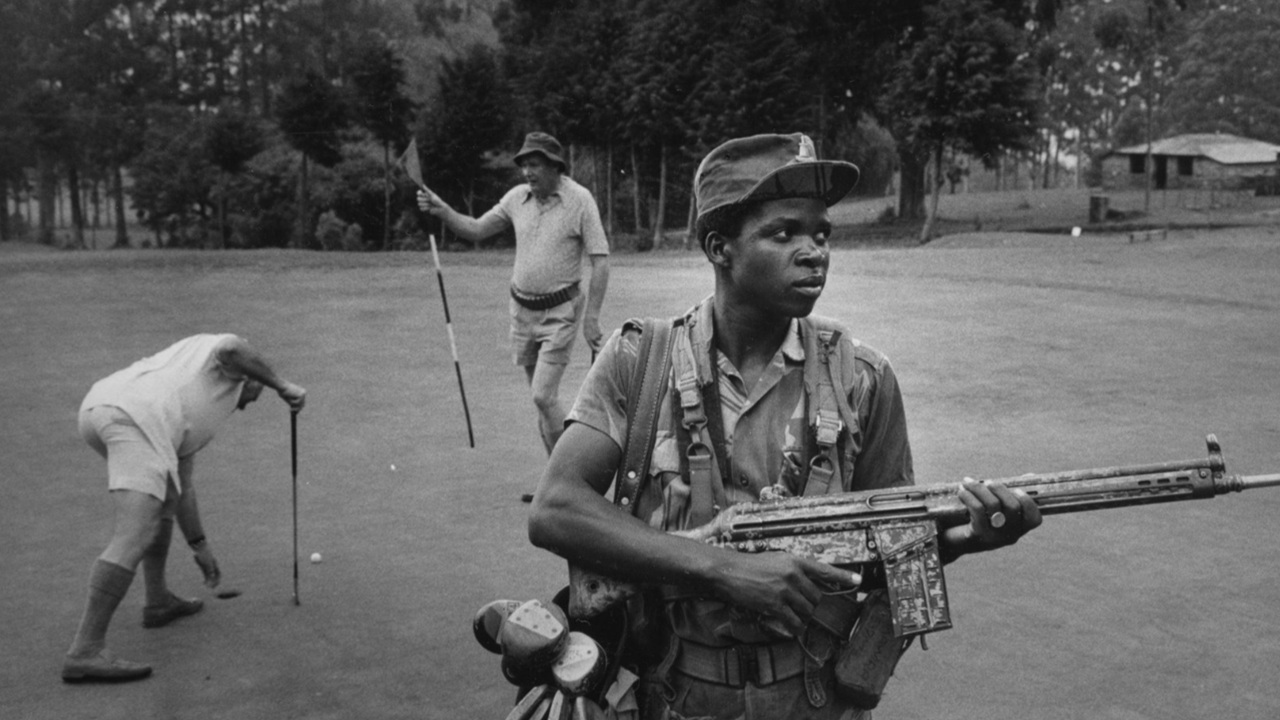 Foto del giorno: giocare a golf in Rhodesia negli anni '70
