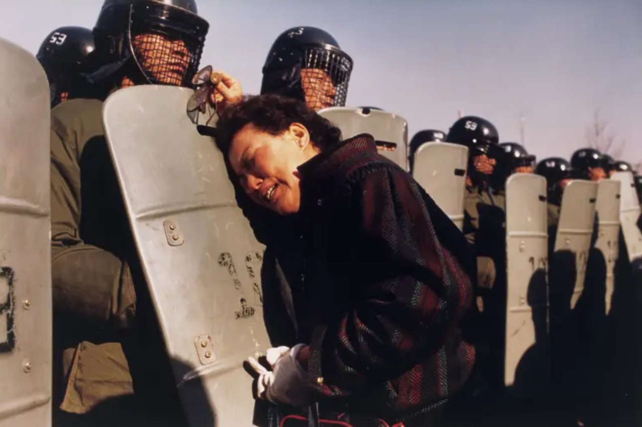 lacrime antisommossa madre e poliziotto