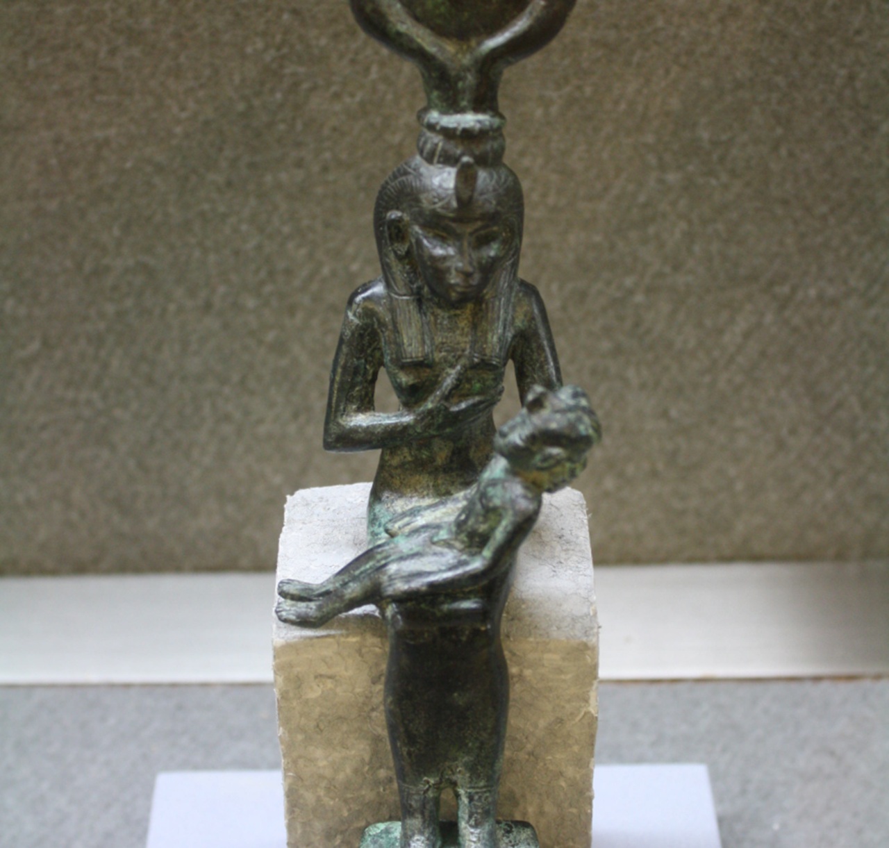 incesto allattamento statua