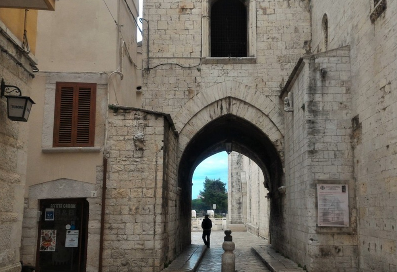 Madonna del "non ne so niente" arco Barletta