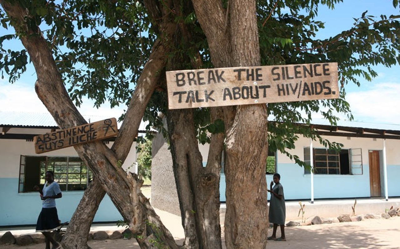 Abdou Diouf cartelli prevenzione e dialogo su HIV