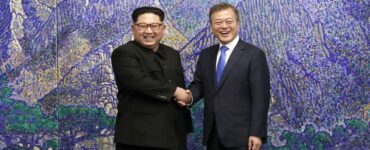 Foto del giorno: le due Coree in una stretta di mano