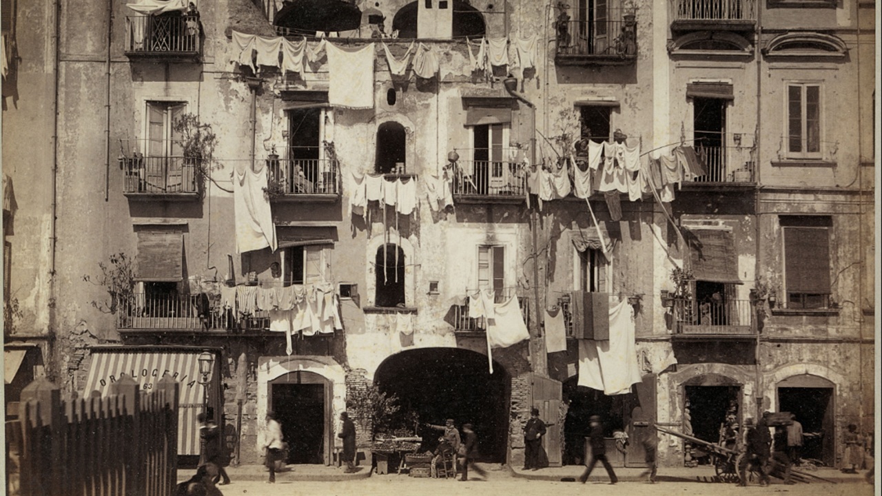 Foto del giorno: scorci di una Napoli che non c'è più