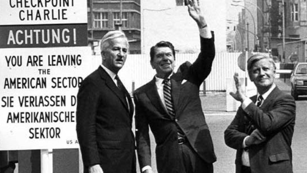 Tear down this wall foto Reagan al checkpoint Carlie