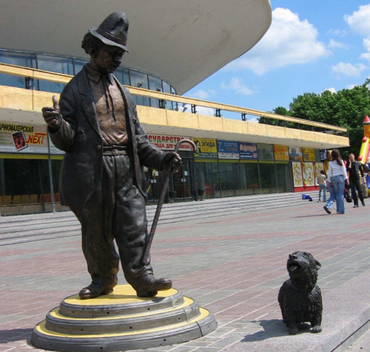 clown statua con cani
