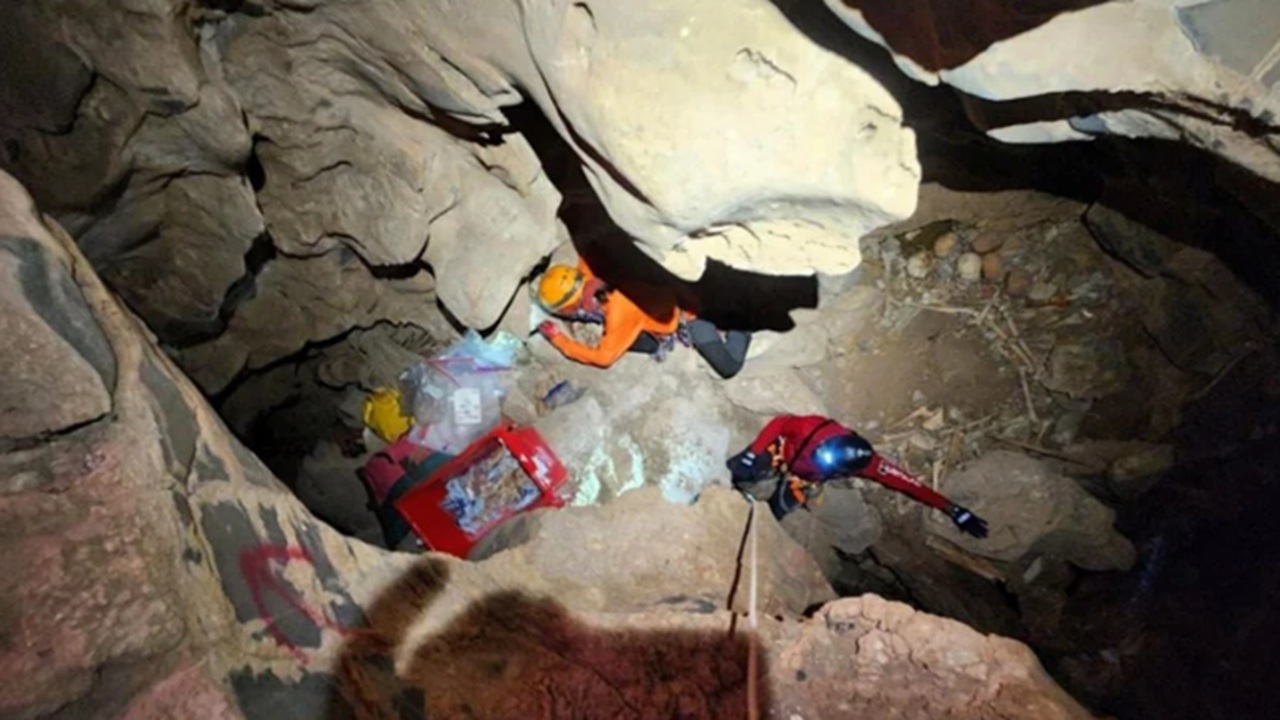 grotta funeraria archeologi