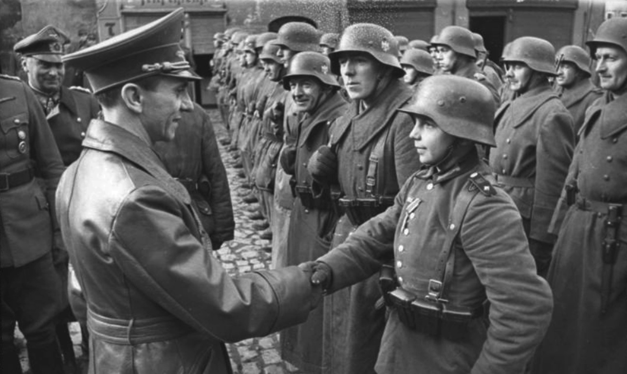 Goebbels Joseph stringe la mano ad un soldato sedicenne
