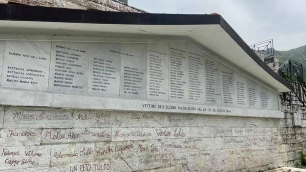 Eccidio di Vinca targa commemorativa
