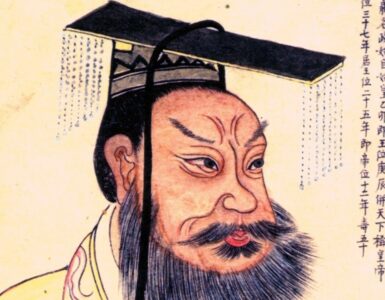 Buffo, forse un po' bizzarro, ma simbolico: il curioso "cappello" degli imperatori cinesi