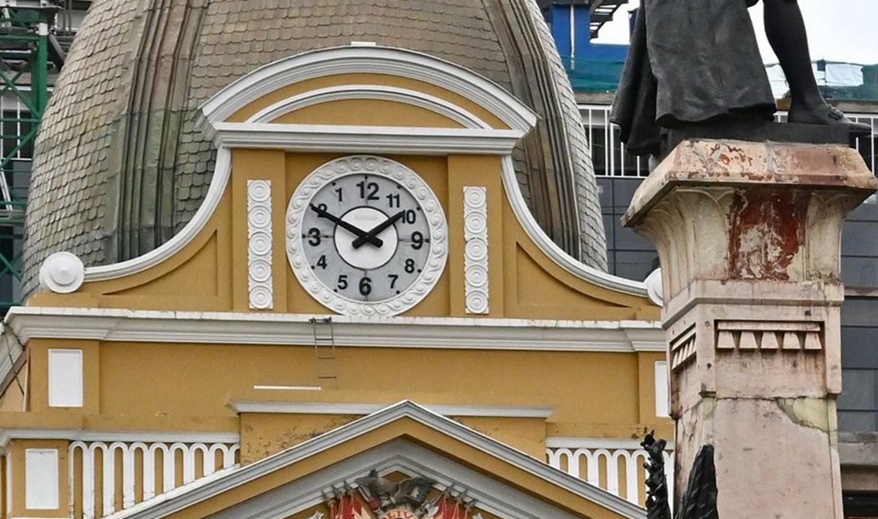 senso orario orologio Palazzo del Congresso Bolivia