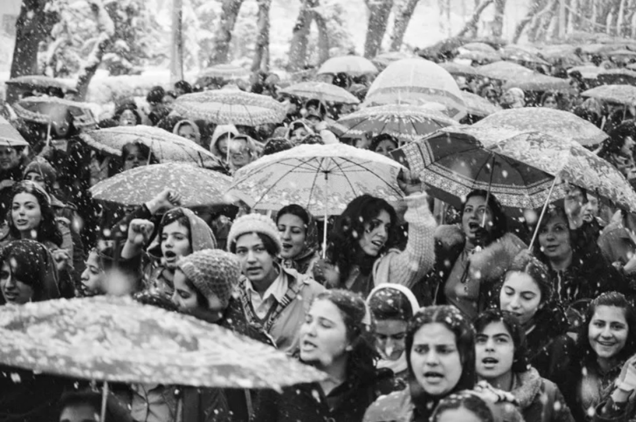 velo donne iraniane manifestazione ombrelli