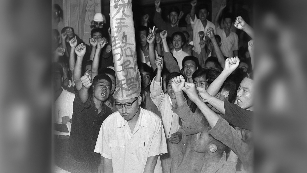 Foto del giorno: essere accusati di "seguire la linea capitalista" nella Cina di Mao