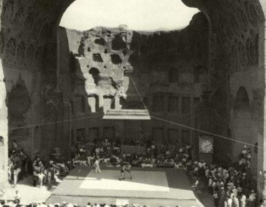 Foto del giorno: lotta greco-romana fra i resti della Basilica di Massenzio