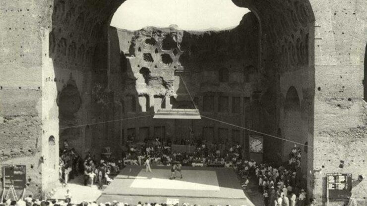 Foto del giorno: lotta greco-romana fra i resti della Basilica di Massenzio