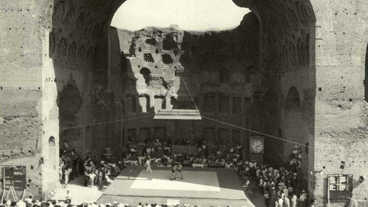 Foto del giorno: lotta greco-romana fra i resti della Basilica di Massenzio