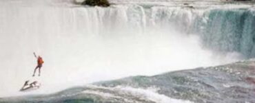 Foto del giorno: precipitare per errore dalle cascate del Niagara...