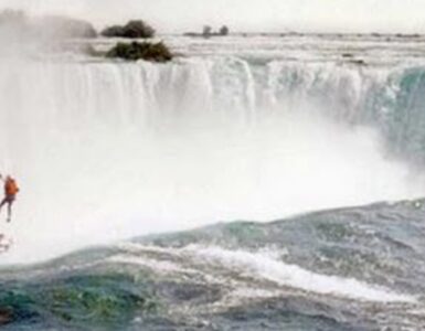 Foto del giorno: precipitare per errore dalle cascate del Niagara...