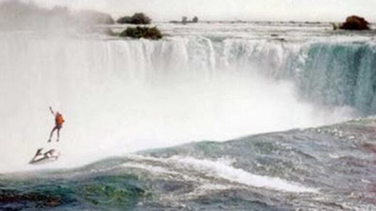 Foto del giorno: precipitare per errore dalle cascate del Niagara...