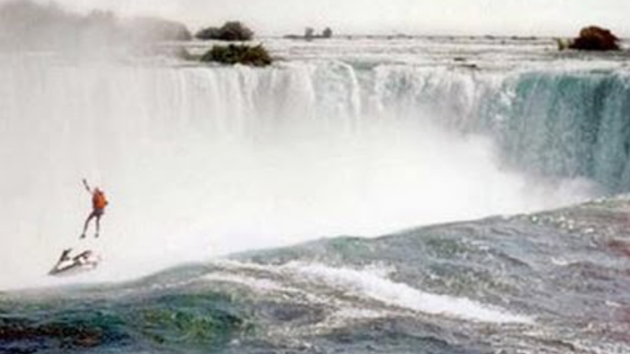 Foto del giorno: precipitare per errore dalle cascate del Niagara...