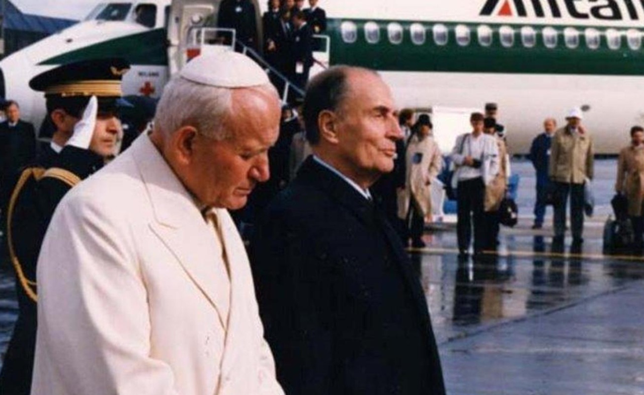 Papa Giovanni Paolo II arriva in Francia