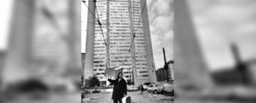 Foto del giorno: un immigrato sardo davanti al Pirellone