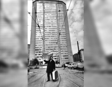 Foto del giorno: un immigrato sardo davanti al Pirellone