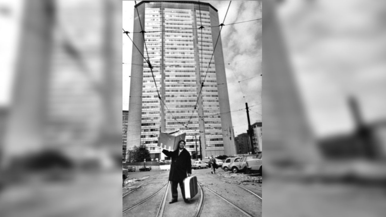 Foto del giorno: un immigrato sardo davanti al Pirellone