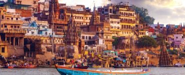 Varanasi: la città sacra tra immersioni rituali e pellegrinaggi di massa