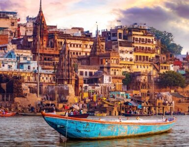 Varanasi: la città sacra tra immersioni rituali e pellegrinaggi di massa
