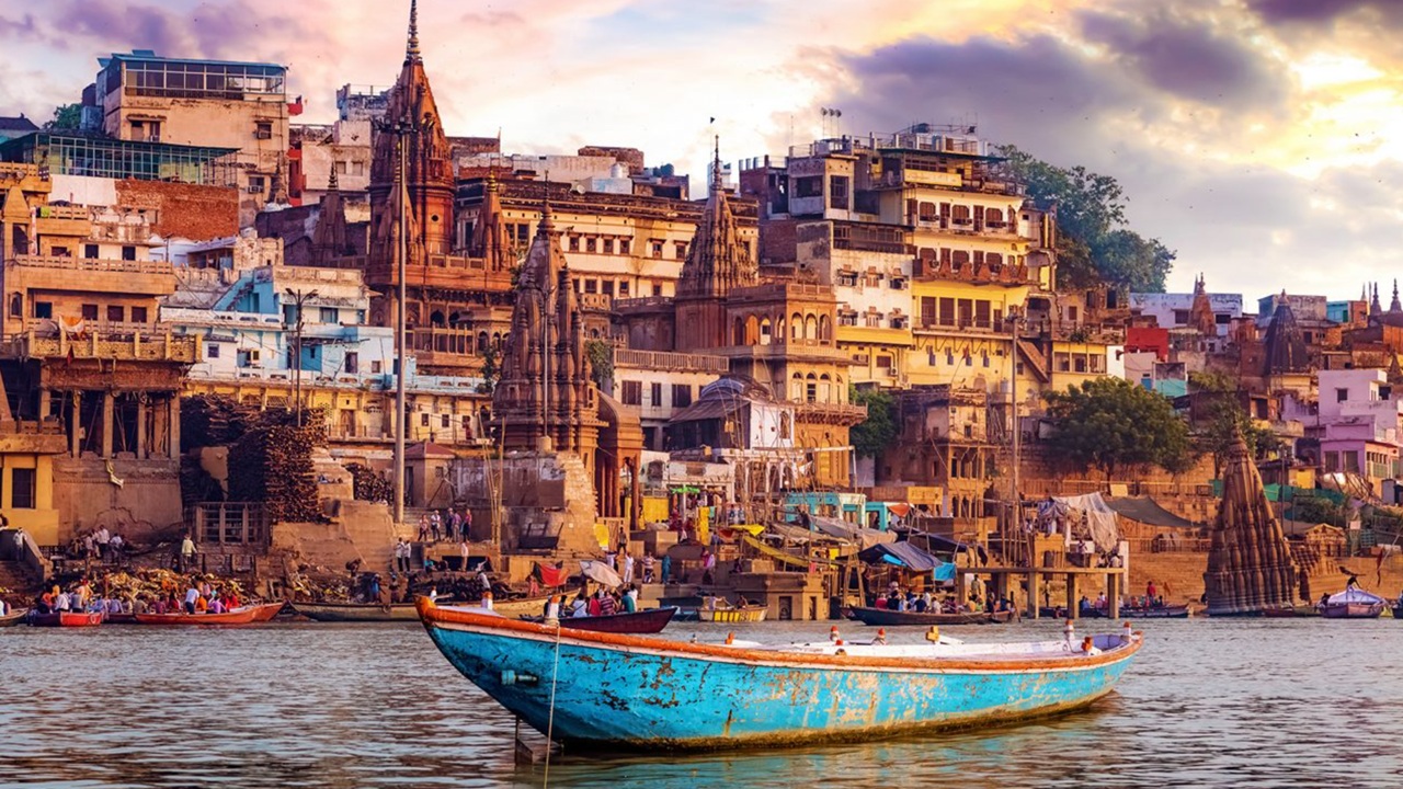 Varanasi: la città sacra tra immersioni rituali e pellegrinaggi di massa\