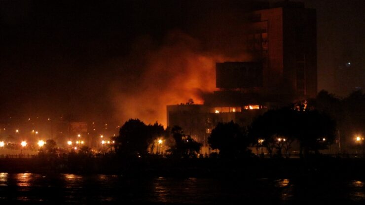 Foto del giorno: Brucia il fuoco della rivoluzione, è arrivata la Primavera anche in Egitto
